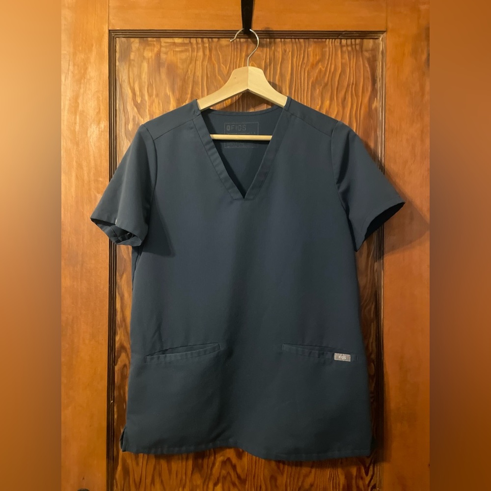 FIGS Casma Three Pocket Scrub Top in Dark Harbor Size Small